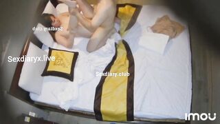 Cặp đôi già ngoại tinh trong hotel