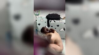 Em gái măc đồ 1