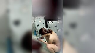 Em gái măc đồ 1