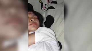Em gái đi học về mệt ngủ xíu và cái kết, đky kênh ib tui cho xem cơ thể nhó