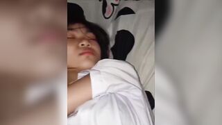Em gái đi học về mệt ngủ xíu và cái kết, đky kênh ib tui cho xem cơ thể nhó
