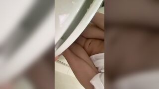 nhỏ này đái tùm lum