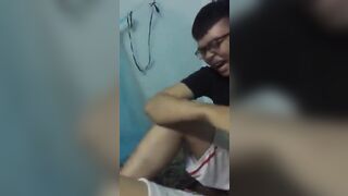 Con bạn say, 2 thanh niên vác về nhà thay nhau sờ soạng