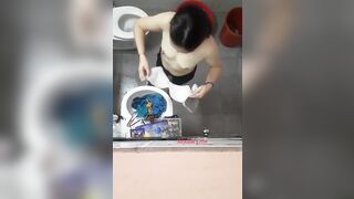 Quay lén tắm bị phát hiện
