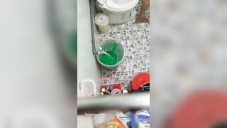 Quay lén mẹ vợ tắm
