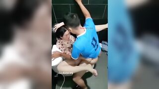 Chịch lén tolet siêu thị