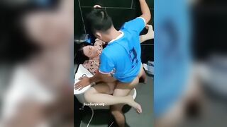 Chịch lén tolet siêu thị