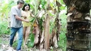 Cha dượng dụ con gái khờ của vợ kêu đứng im , cho cha đút cặt vô lồn