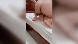 Thích ngắm nhìn trai trẻ non tơ đụ liên tiếp vào cái lồn dâm đãng của vợ