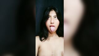 Em gái nứng lồn khuya không chịu ngủ