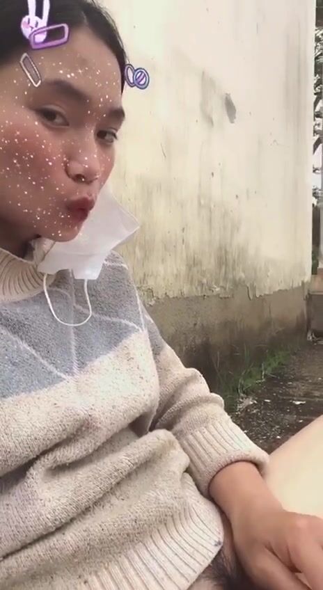 Em là con chó cái dâm đãng, lúc nào cũng thèm cặc hết ấy
