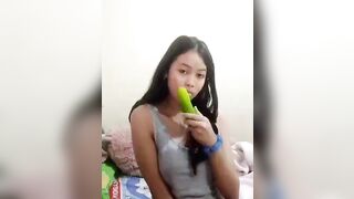 Em gái damdang cùng quả dưa chuột, đky kênh ib tui cho xem cơ thể nhó