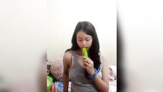 Em gái damdang cùng quả dưa chuột, đky kênh ib tui cho xem cơ thể nhó