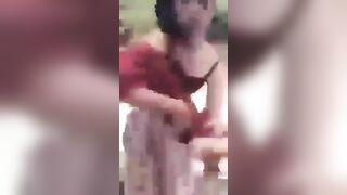 Học sinh đánh nhau lột đồ