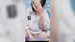 Em gái khoe lồn ửng hồng