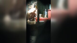 Quay lén bà chị cùng dãy trọ