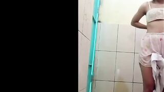 Em học sinh tắm cho ny xem