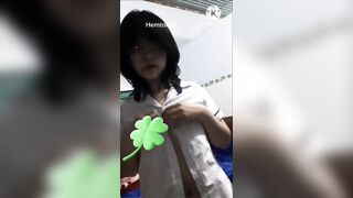 Em gái đeo kính