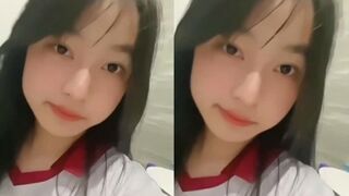 Thu Phương chăm sóc con bướm trong nhà vệ sinh
