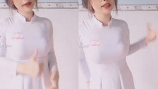 Cô ấy há mồm khi bị trai của mình đụ
