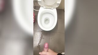 Đang đi nứng vào nhà vệ sinh sục
