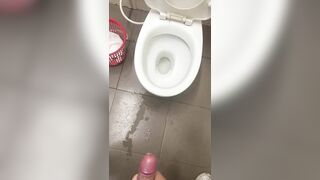 Đang đi nứng vào nhà vệ sinh sục