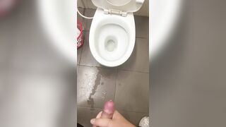 Đang đi nứng vào nhà vệ sinh sục