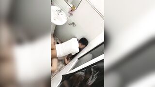 Học sinh lộ clip sex trong nhà vệ sinh trường