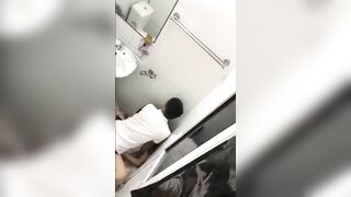 Học sinh lộ clip sex trong nhà vệ sinh trường