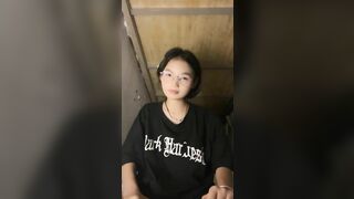 Em gái mới lớn nứng lồn quá trốn vào nhà kho thủ dâm cho bớt nứng lồn
