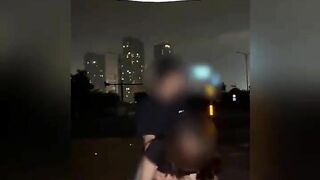 Hai vợ chồng doggy ngoài trời