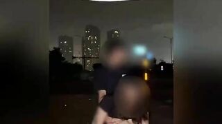 Hai vợ chồng doggy ngoài trời