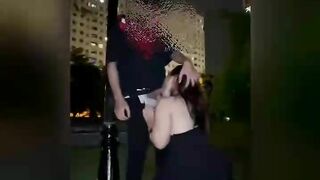 Đổi gió cùng em gái mưa ngoài công viên