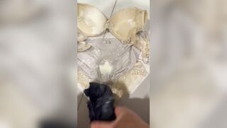 Thích bú sữa chua quần lót