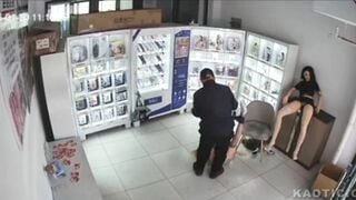 Bảo vệ shop đồ chơi tình dục đụ búp bê của cửa hàng khi chủ đi vắng