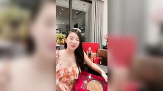 Đang live bán hàng thì bị lộ vú