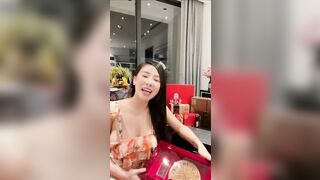 Đang live bán hàng thì bị lộ vú