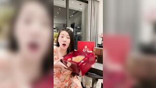 Đang live bán hàng thì bị lộ vú