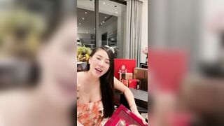 Đang live bán hàng thì bị lộ vú