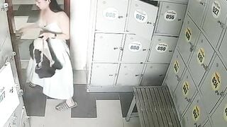 Hack camera quay lén bễ bơi 2