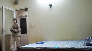 Quay lén em hàng non bán dâm cho khách trong khách sạn