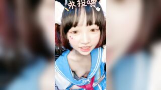 Đang live thì bị lộ vú
