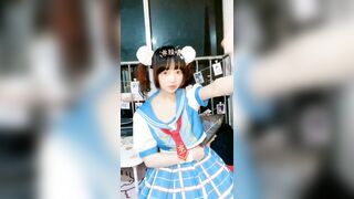 Đang live thì bị lộ vú