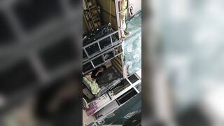 Quay lén đứa bạn ở ký túc xá thả rông