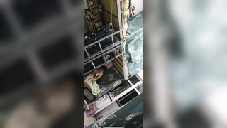 Quay lén đứa bạn ở ký túc xá thả rông