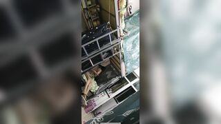 Quay lén đứa bạn ở ký túc xá thả rông