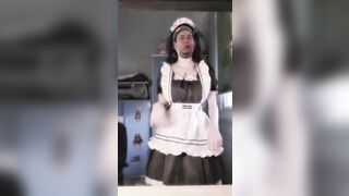 gái dâm mua váy cosplay maid nhảy