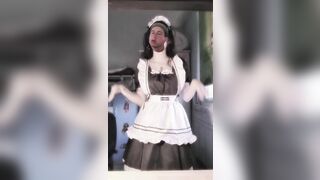 gái dâm mua váy cosplay maid nhảy