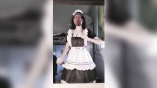 gái dâm mua váy cosplay maid nhảy