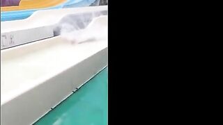 Teen châu á chơi cầu trượt nước bị lộ vú